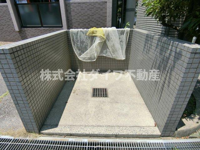 ロイヤルマンション緑丘Ⅱのその他共用部分|ゴミステーション　2022年撮影