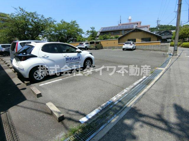 ロイヤルマンション緑丘Ⅱの駐車場|2022年撮影