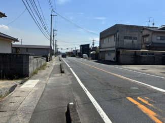 【前面道路含む現地写真】 | 【リフォーム住宅】中古一戸建　玉島八島　4LDK | 前面道路は西側、幅員約10.8ｍの公道です。