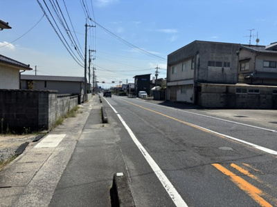 【前面道路含む現地写真】 | 【リフォーム住宅】中古一戸建　玉島八島　4LDK | 前面道路は西側、幅員約10.8ｍの公道です。