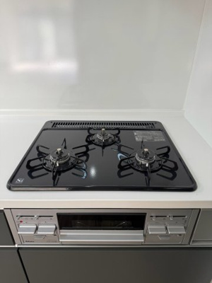【キッチン】 | 【リフォーム住宅】中古一戸建　玉島八島　4LDK | コンロはガス仕様の3口タイプ