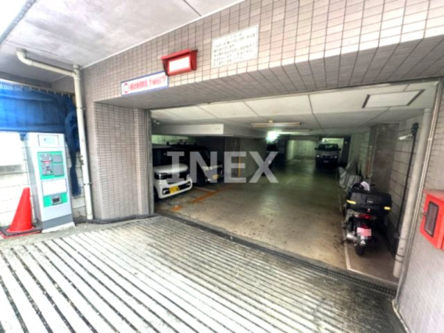 横浜市神奈川区台町の賃貸マンションの駐車場