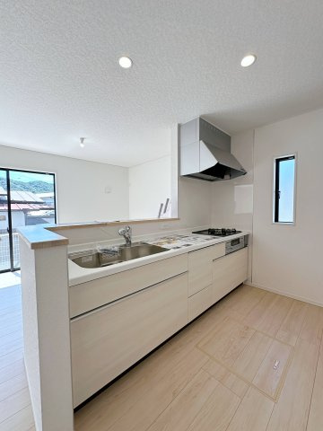 ●焼山桜ヶ丘1丁目 No.1のキッチン|人造大理石天板使用のシステムキッチン☆
人造大理石天板は水垢が付きにくく汚れが落ちやすいのでお手入れも簡単です♪