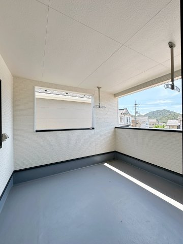 ●焼山桜ヶ丘1丁目 No.1のバルコニー|広々としたルーフインナーバルコニー☆
しっかりと屋根があるため悪天候の洗濯物も安心です♪