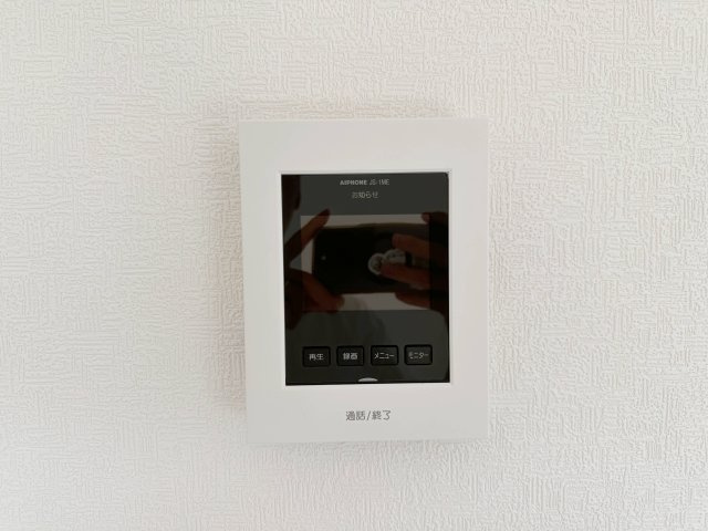 ●焼山桜ヶ丘1丁目 No.1の防犯設備|ドアホン☆
来客があったとき、室内からカメラやマイクを使って相手や用件を確認できます。相手を事前に確認することができ、訪問販売対策や防犯面でも役に立つアイテムです♪