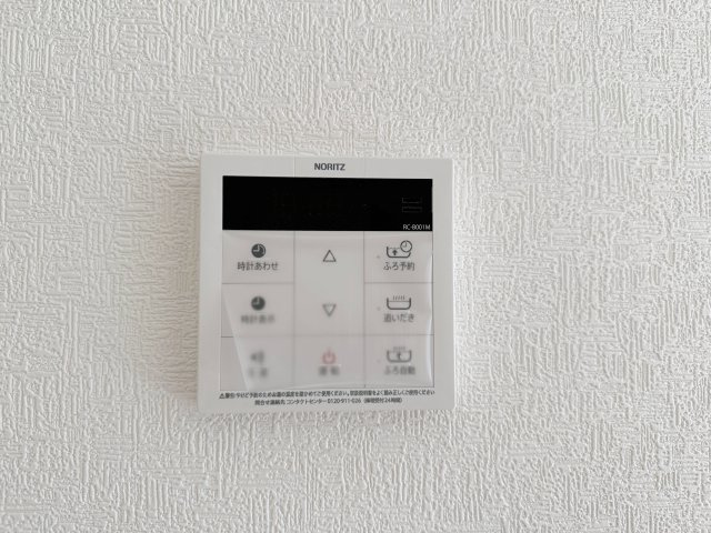 ●焼山桜ヶ丘1丁目 No.1の発電・温水設備|給湯器リモコン☆
キッチンからお湯の温度調整やお風呂の操作ができるのでとても便利です♪