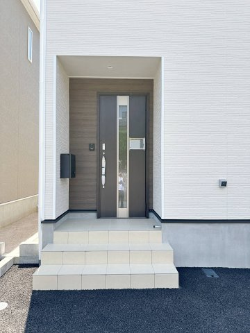 ●焼山桜ヶ丘1丁目 No.1の玄関|玄関ポーチ☆
屋根も付いており、雨が降っても濡れる心配はありません♪