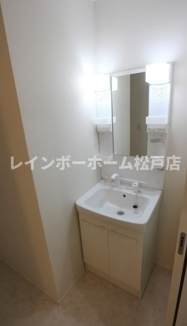 サンズパーク六実 特典：仲介手数料が無料です!!の洗面所|忙しい朝には欠かせない洗面所です