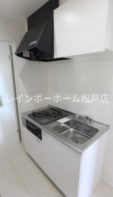 サンズパーク六実 特典：仲介手数料が無料です!!のキッチン|コンパクトなキッチンで掃除もラクラク