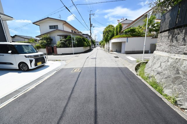 ハートフルタウン箕面市粟生外院4丁目新築一戸建て｜4LDK＋駐車2台可の前面道路含む現地写真|前面道路幅員約5.0ｍ