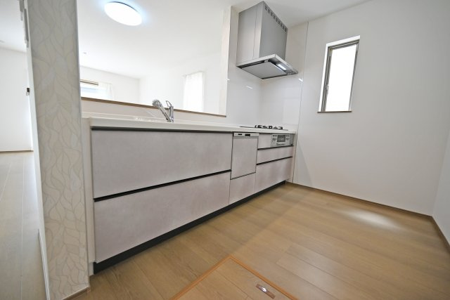 ハートフルタウン箕面市粟生外院4丁目新築一戸建て｜4LDK＋駐車2台可のキッチン|キッチンスペースは食器棚や冷蔵庫を配置しても余裕の広さ。お料理中でも複数人がすれ違えます。