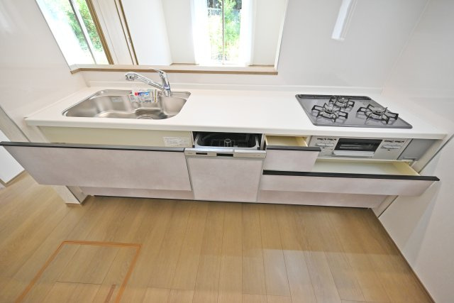 ハートフルタウン箕面市粟生外院4丁目新築一戸建て｜4LDK＋駐車2台可のキッチン|広いワークトップはお料理の盛り付けに便利。シンク下の収納スペースには大きなお鍋やフライパンなどの調理器具もスッポリ収納できます。又、食洗機付なので食後の片づけもスムーズです。