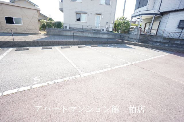 セレニティーホームズＡの駐車場