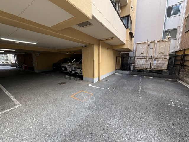 センチュリー十三の駐車場