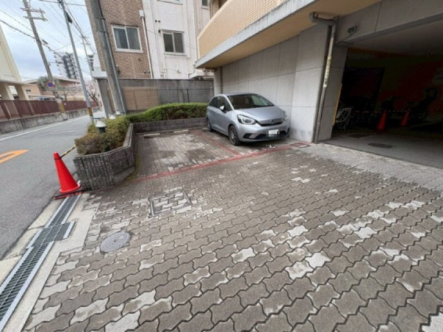 センチュリー十三の駐車場