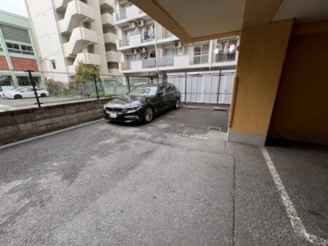 センチュリー十三の駐車場