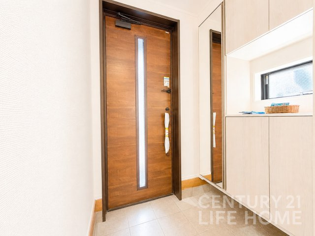【玄関】 | 京急大師線「鈴木町」新築戸建 | 落ち着いた玄関です