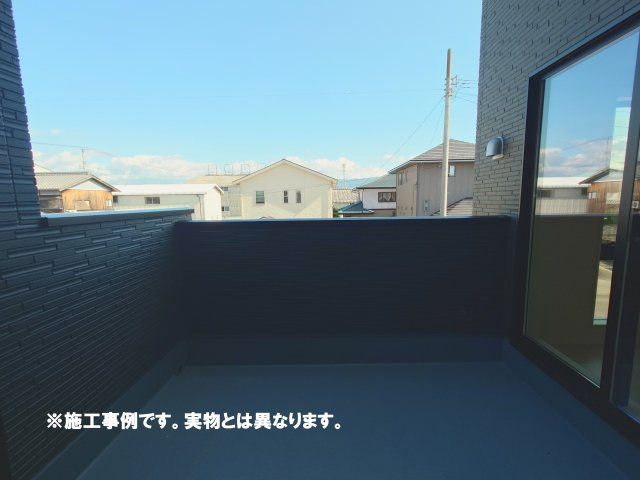 リーブルガーデン高松市国分寺町国分第一◇2026年度補助金対象の長期優良住宅です！のバルコニー|バルコニー完成予想図
天候や視線を気にせず多目的に使える半屋外空間をつくれることです。洗濯・くつろぎ・子どもの遊び場などを一か所にまとめやすくなるインナーバルコニー付きのお家です(^^♪