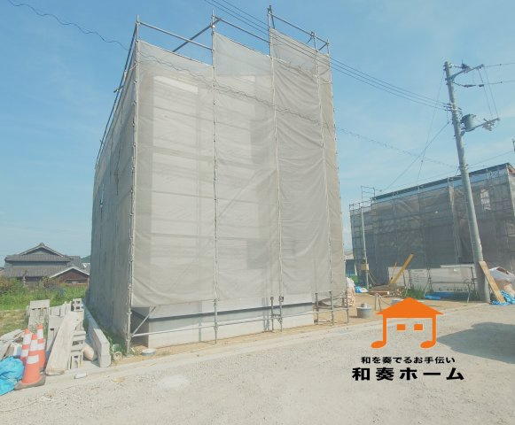 リーブルガーデン高松市国分寺町国分第一◇2026年度補助金対象の長期優良住宅です！の前面道路含む現地写真|前面道路が広いので、ファミリーカーのような大きな車でも車庫入れも余裕を持ってできるのが魅力的なお家です。