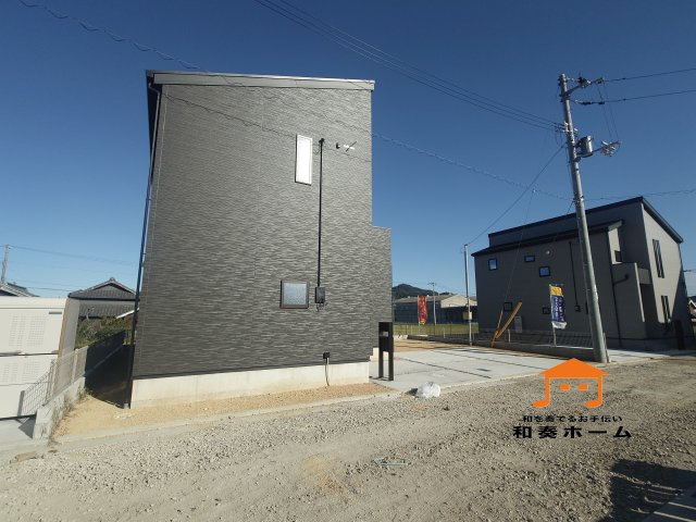 リーブルガーデン高松市国分寺町国分第一◇人気のオプションセットプレゼント実施中です！の前面道路含む現地写真|７号棟外観
駐車場スペースが広いので車の出し入れが楽になり、来客や子どもの成長、趣味にも対応しやすくなります。また、洗車やメンテナンス、子どもの遊び場、アウトドア用品の一時置きなど、多目的に使えます。