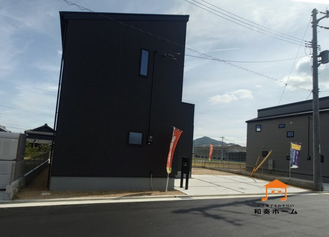 リーブルガーデン高松市国分寺町国分第一◇人気のオプションセットプレゼント実施中です！の前面道路含む現地写真|７号棟外観
駐車場スペースが広いので車の出し入れが楽になり、来客や子どもの成長、趣味にも対応しやすくなります。また、洗車やメンテナンス、子どもの遊び場、アウトドア用品の一時置きなど、多目的に使えます。