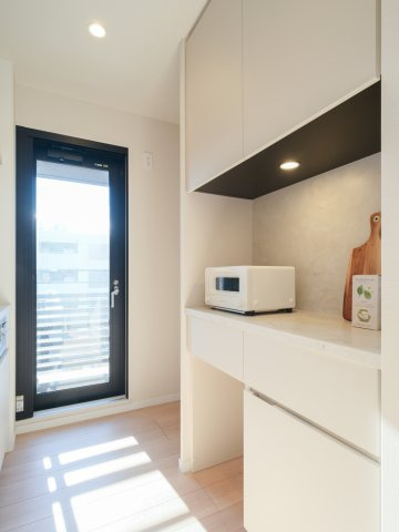 アスコットパーク日本橋小伝馬町のキッチン|アスコットパーク日本橋小伝馬町：キッチンにはカップボード・窓も付いております！