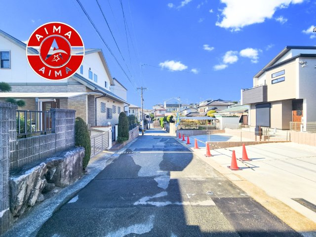 S・糟屋郡志免町片峰中央3丁目第1-1棟（1号棟）の前面道路含む現地写真|前面道路は閑静な住宅地をはしる車通りの少ない道路。お車の出し入れが苦手なママや小さなお子様にも安心ですね。しっかり舗装もされているので、ベビーカーや自転車で通っても快適に通行できます。前面道路です。
