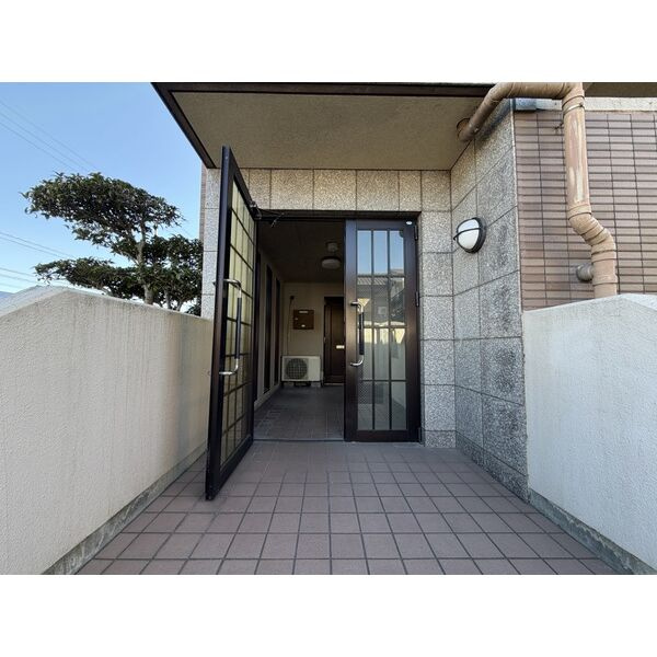 ロイヤルヒルズ山代参番館のエントランス