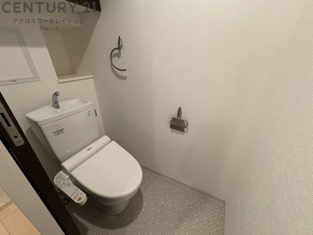 温水洗浄便座付きのトイレです♪