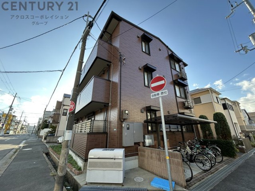 オートロックで外部の人間が簡単に出入りできないため安心です。