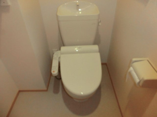 温水洗浄便座付きのトイレです♪
