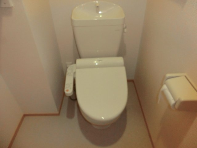 温水洗浄便座付きのトイレです♪