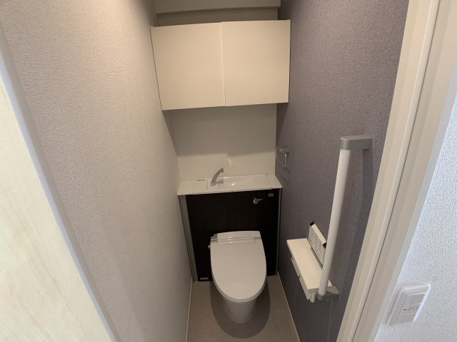 温水洗浄便座付きのトイレです♪