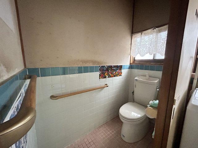 【トイレ】 | 恵比須町売家 | 清潔感があり心地よいトイレ空間。お手頃価格の平家物件