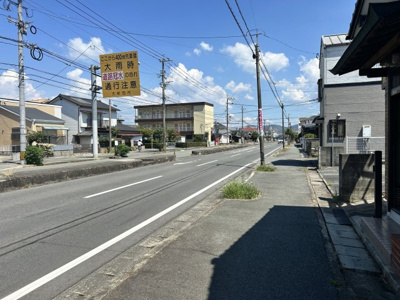 【前面道路含む現地写真】 | 恵比須町売家 | 前面道路が広く開放感あります！コストを抑えて住める平家