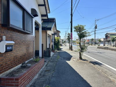 【前面道路含む現地写真】 | 恵比須町売家 | すれ違いも安心の広い前面道路！前道ゆったりのお手頃平家