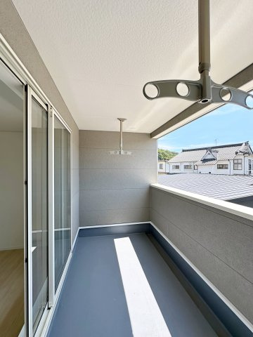 ●焼山桜ヶ丘1丁目 No.2のバルコニー|広々としたルーフインナーバルコニー☆
しっかりと屋根があるため悪天候の洗濯物も安心です♪