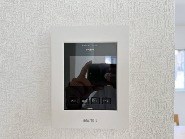 ●焼山桜ヶ丘1丁目 No.2の防犯設備|ドアホン☆
来客があったとき、室内からカメラやマイクを使って相手や用件を確認できます。相手を事前に確認することができ、訪問販売対策や防犯面でも役に立つアイテムです♪