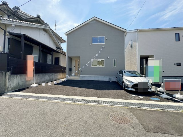 ●焼山桜ヶ丘1丁目 No.2の駐車場|車は並列3台駐車可能☆
広々とした駐車スペースは来客時なども安心なので気軽に家族や友人を招くことができます♪