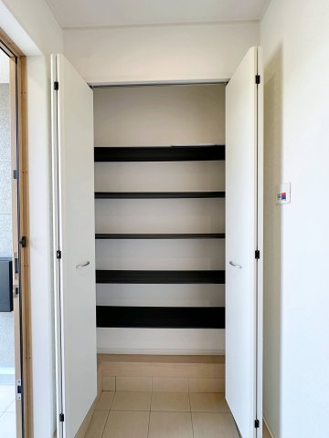 ●焼山桜ヶ丘1丁目 No.2の収納|玄関の可動棚収納☆
好きな高さに調整可能で靴の収納に便利です♪
※可動棚が設置されます。