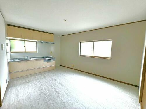 北島町　中古一戸建ての居間・リビング|LDK9.2帖
■物件内覧・資金計画相談・住宅ローン相談、リフォーム相談、お問合せ受付中■
※当日・翌日のご内覧、ご相談はお電話でのお問合せがスムーズです！