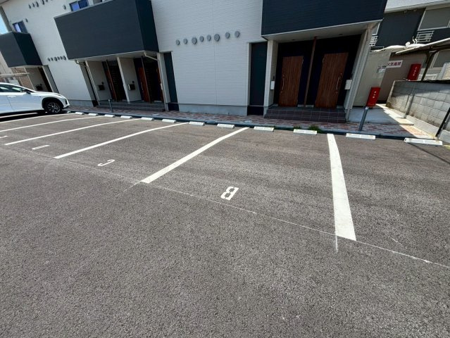 メゾンソレイユ　エストの駐車場