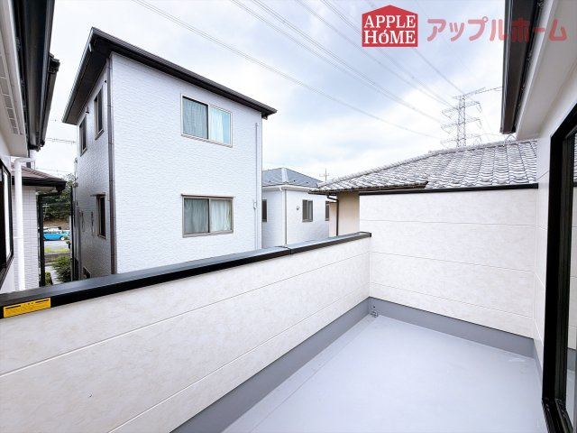 [新築住宅] 鶴ヶ島市富士見 3期 全2棟のバルコニー|家族分の洗濯物もしっかり干せます。日当たりも良く、毎日のお洗濯が楽しくなりそう♪お布団は手軽に干せていつもポカポカに☆