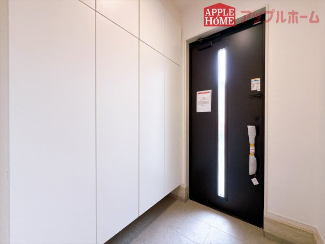 [新築住宅] 鶴ヶ島市富士見 3期 全2棟の玄関|明るく清潔感のある玄関でお客様を迎えるスペースをパッと明るい印象に！大容量の収納力で大家族の履物もすっきり収納できます♪