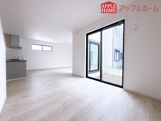 [新築住宅] 鶴ヶ島市富士見 3期 全2棟の居間・リビング|窓から差し込む光で家族を温かく包み込みます。明るいリビングで子育てする喜びを☆いつでも見学可能です！