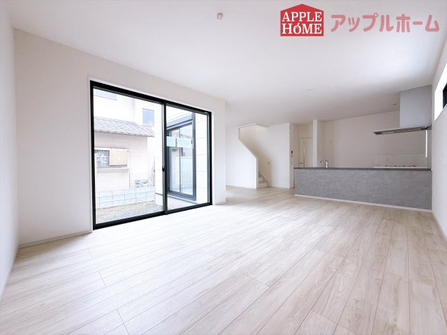 [新築住宅] 鶴ヶ島市富士見 3期 全2棟の居間・リビング|広々リビング×対面キッチンで家族の会話も弾みます♪家族団らんの秘訣は間取りにあり☆夢のマイホームを一緒に叶えましょう！