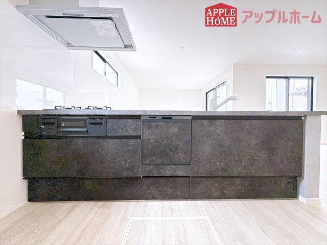 [新築住宅] 鶴ヶ島市富士見 3期 全2棟のキッチン|キッチンから部屋中が見守れるので、小さなお子様がいるご家庭でも安心です。シンプル×ナチュラルな温かい空間は、どんなスタイルの家具も合わせやすいお部屋です。