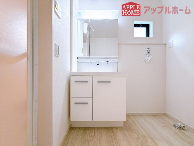 [新築住宅] 鶴ヶ島市富士見 3期 全2棟の独立洗面台|三面鏡付きの洗面化粧台ですので、たっぷりと収納いただけます。白を基調とした清潔感のある快適空間です。毎日の身支度も気持ち良くお使い頂けます！！