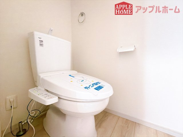 [新築住宅] 鶴ヶ島市富士見 3期 全2棟のトイレ|白を基調とした清潔感のある明るい空間。温水洗浄便座付きで、毎日快適・清潔に使用できます。操作しやすい壁面リモコンを採用しています。