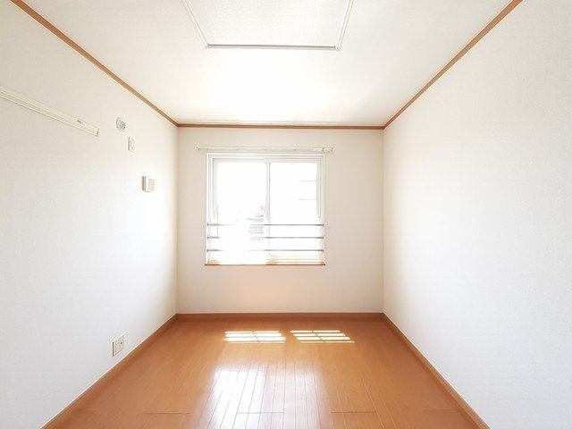 ファーストレーベン立野Ｂの内装|明るい室内です